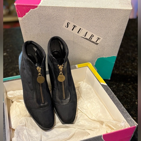 Stuart Weitzman Black Pulley Para Nylon & Leather Ankle Boot Front Zipper 6.5B - Picture 1 of 11